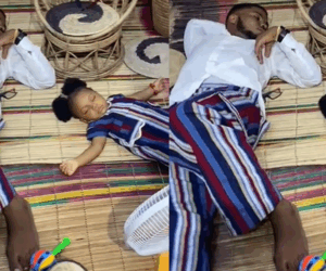 “Na gingerman later sleep” – Woman caùght her husband sleeping after promising to ‘ginger’ their daughter for her photoshoot (WATCH)