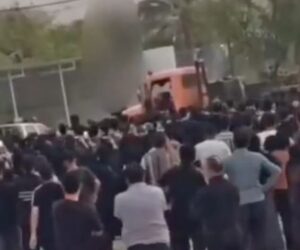 Moment ‘k!ller’ is publicly hanged from a crane in front of aÂ cheeringÂ crowd