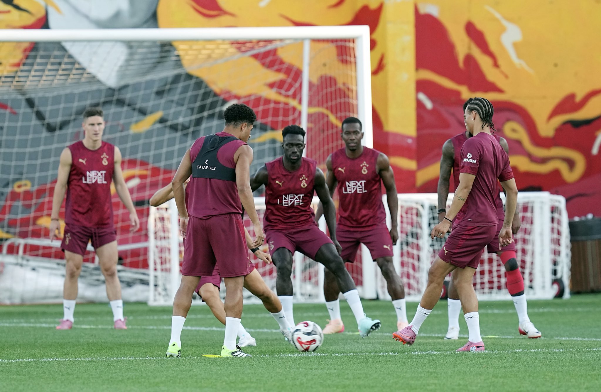 Sanchez Talks Up Galatasaray Attacking Trio