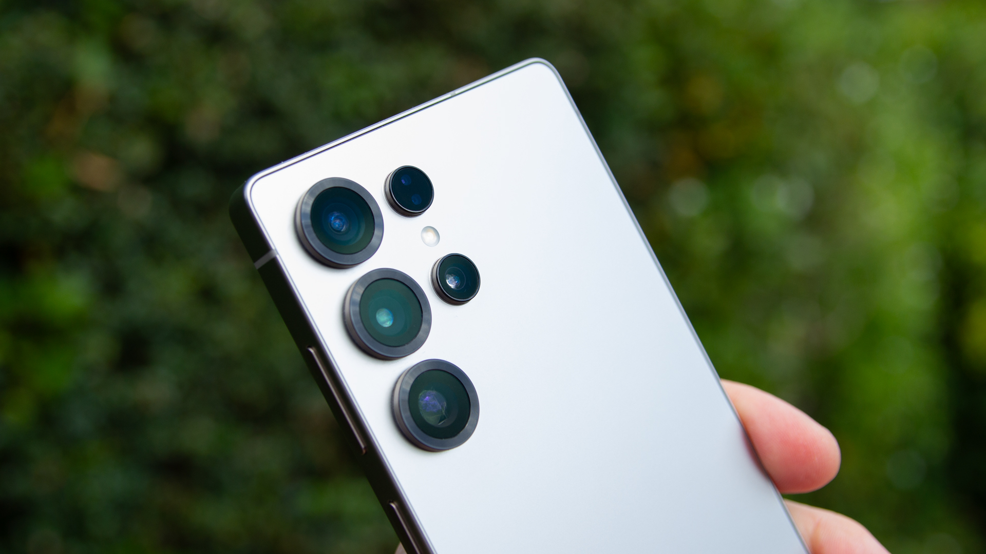 Forget the iPhone 17 – Samsung’s best phones have massive discounts of up to $1,000 off today