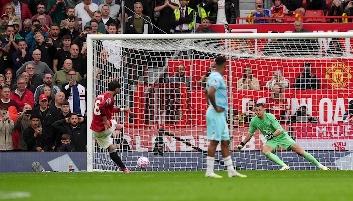 Bruno Fernandes Scores Late Penalty to Secure 3-2 Victory for Manchester United Over Burnley