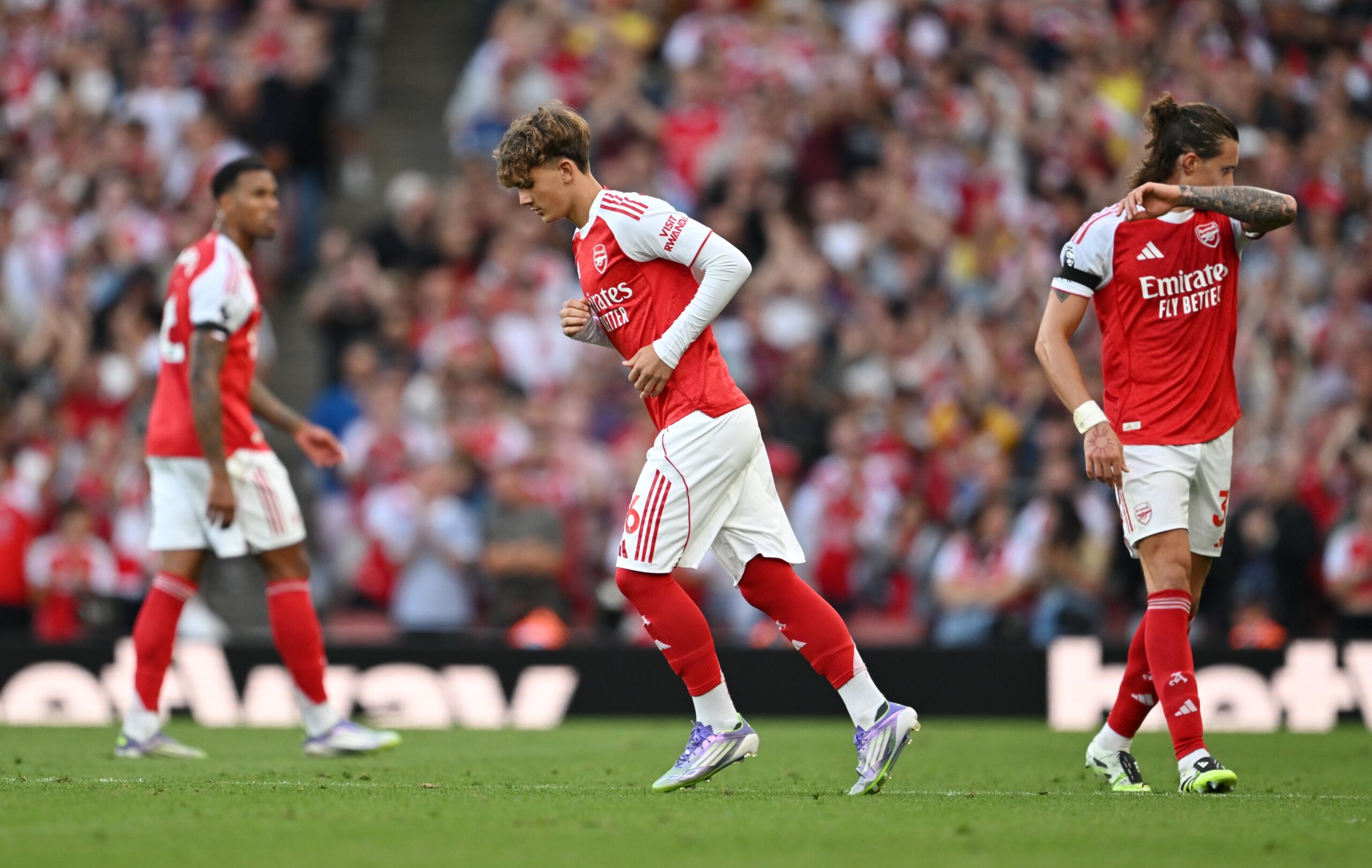 Arsenal go top with big win as Gyokeres, Timber sink Leeds
