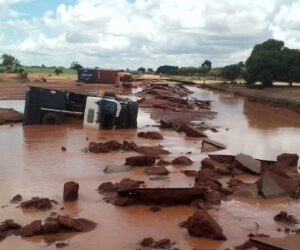 Drivers, communities groan as heavy rain cut off bridges between Kebbi, Benin Republic 