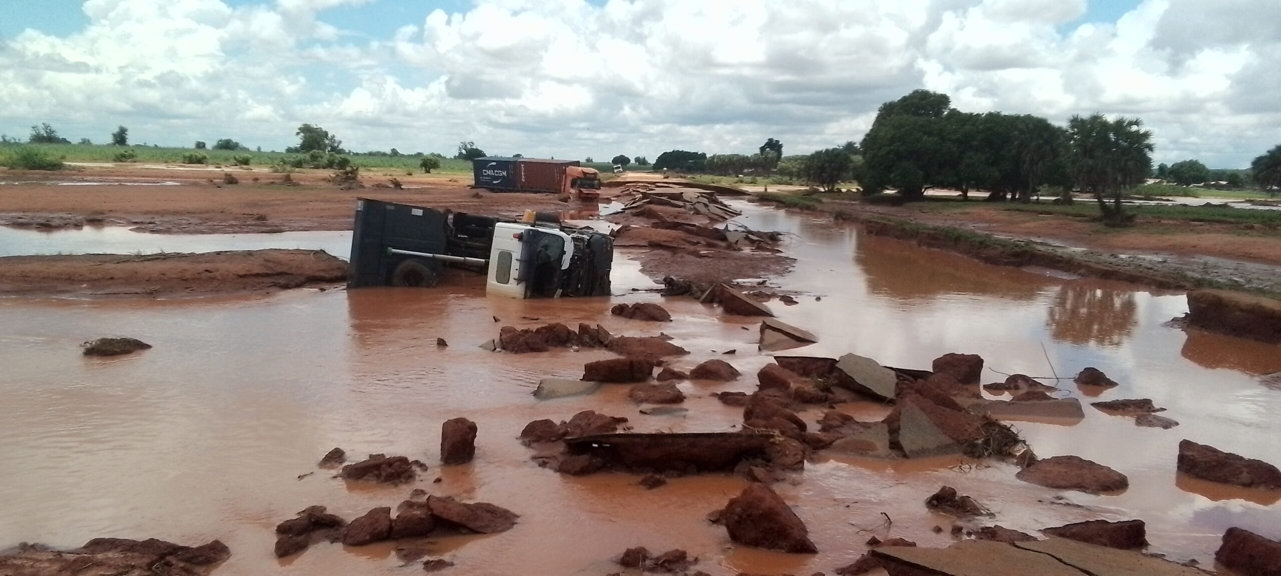 Drivers, communities groan as heavy rain cut off bridges between Kebbi, Benin Republic 