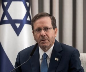 Herzog urges global pressure on Hamas at Hostages Square during nationwide strike