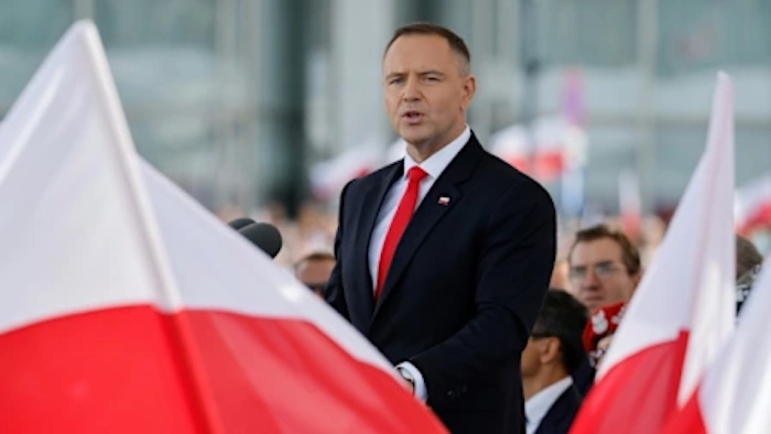 Polish President’s Veto Puts Ukraine’s Starlink Access at Risk Amid Refugee Aid Tensions