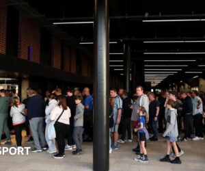 Everton kick-off against Manfield delayed at new stadium