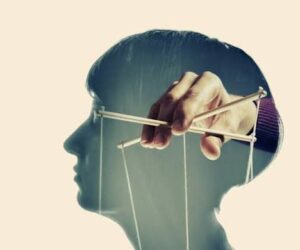 How to spot a manipulator before losing yourself