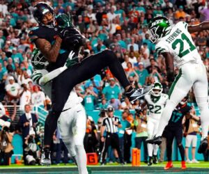Dolphins’ offense gets going in MNF win over Jets, but loses Tyreek Hill