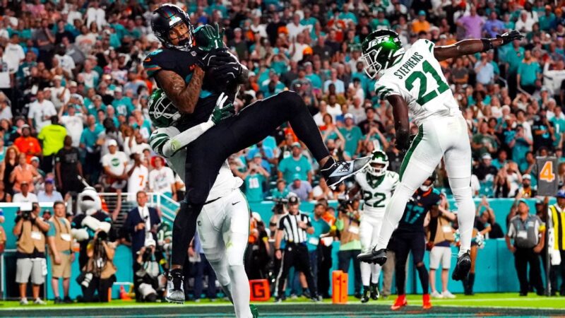 Dolphins’ offense gets going in MNF win over Jets, but loses Tyreek Hill