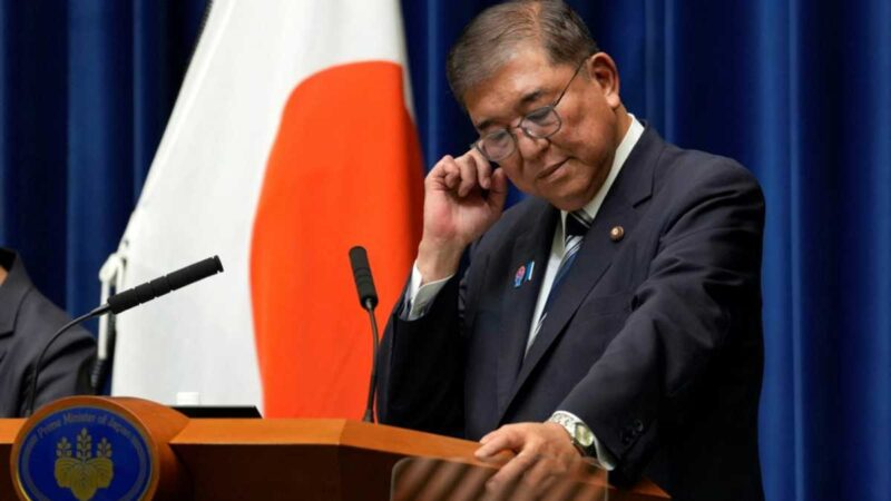 Asian shares rise as Japan politics weigh on yen