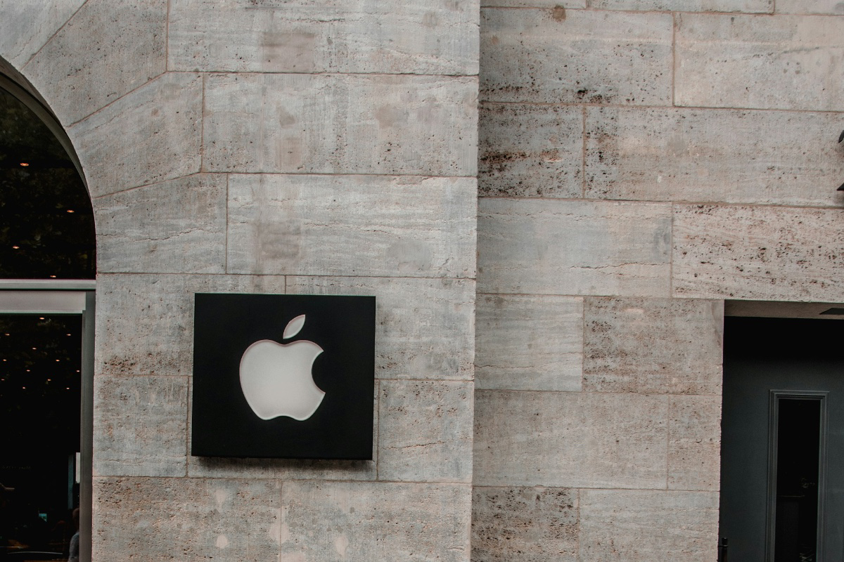 Apple Says EU Law Delays iPhone Features, Raises Security Risks