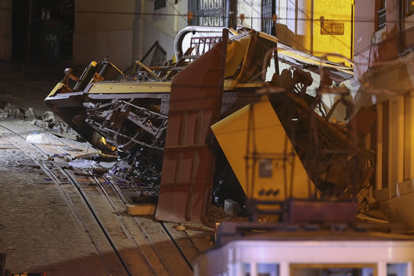 Lisbon Streetcar Derails, Killing 15 People – Independent Newspaper Nigeria