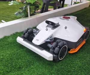 This new robot mower switches between LiDAR, RTK and cameras to make sure it never gets lost