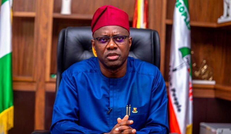 BREAKING: Olubadan: Makinde presents staff, certificate of office to Ladoja