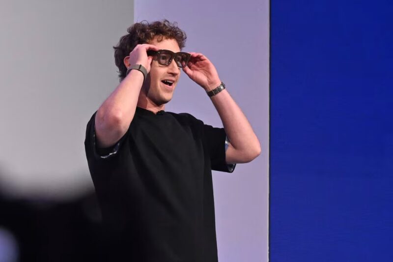 Zuckerberg wants to kill phones