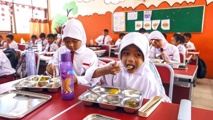 Over 800 Indonesian Students Suffer Food Poisoning From Government-Sponsored Free School Meals