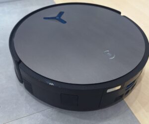 Ecovacs’ new robovac speed-charges its battery while it’s cleaning its mop pads, so it never runs out of juice