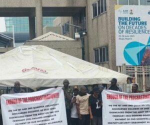 Military Pensioners Barricade Gate Of Finance Ministry In Abuja, Demand Benefits