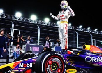 Verstappen wins in Baku as Piastri crashes out
