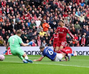 Premier League: Liverpool edge Everton, maintain top spot