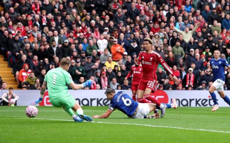 Premier League: Liverpool edge Everton, maintain top spot