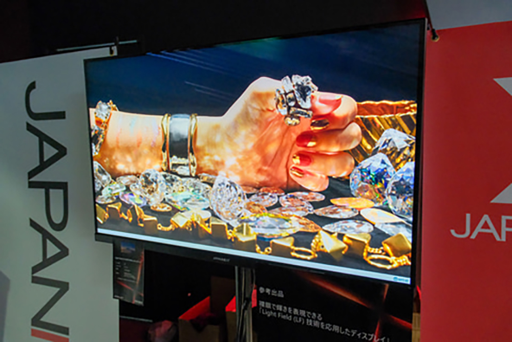 Light Field monitor makes on-screen objects shine differently depending on the viewing angle