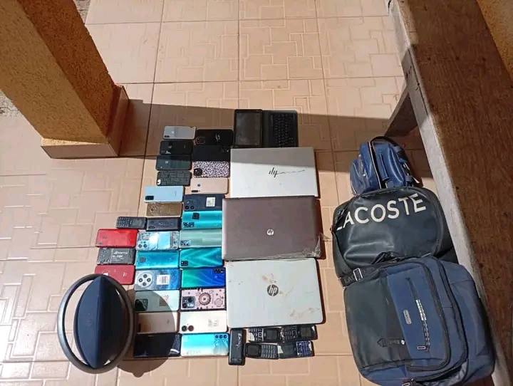 Police arrest three suspected armed robbers, recover 34 stolen phones in Benue
