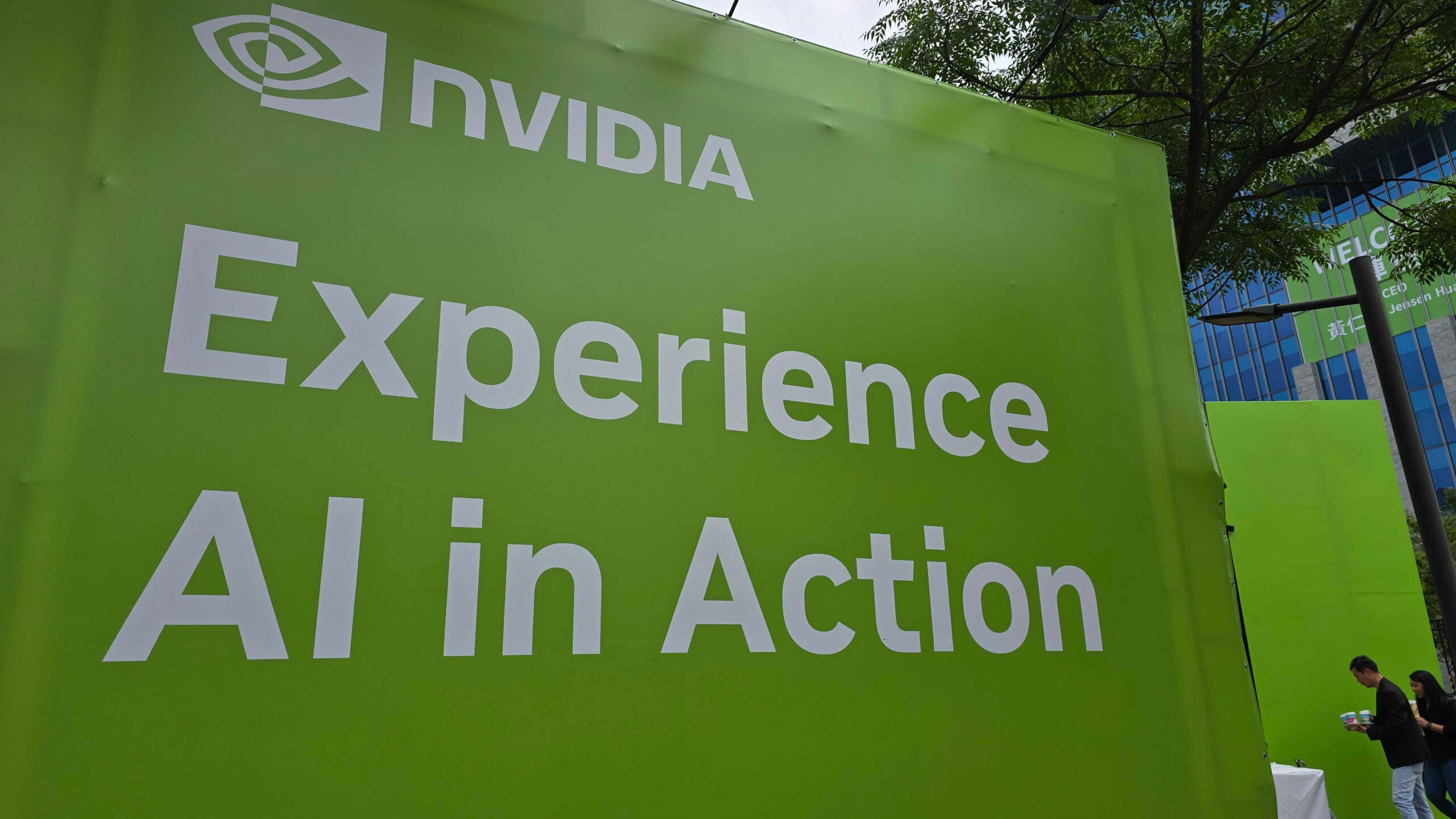 Explosive growth in AI chips puts Nvidia on top, while hidden risks threaten the future stability of global semiconductor demand