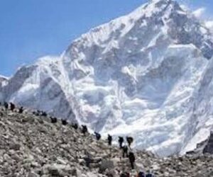 Hundreds Rescued After Blizzard Traps Trekkers Near Mount Everest