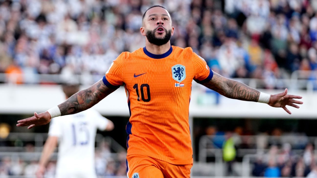 Memphis Depay late for Netherlands camp after passport stolen