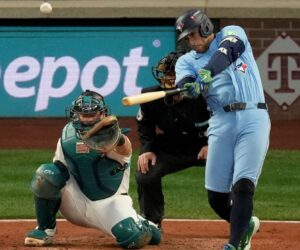 Blue Jays smash 5 HRs in rout, trim Mariners’ ALCS lead to 2-1