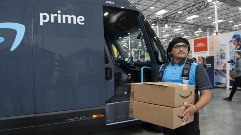 Amazon uses AI to make robots better warehouse workers