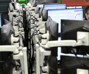 Asian stocks fall with Wall St as US credit fears add to worries