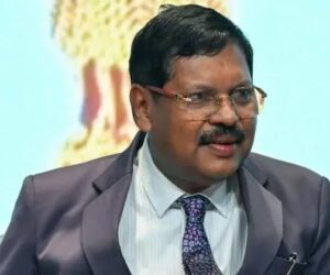 Indian lawyer throws his shoe at judge in religious row