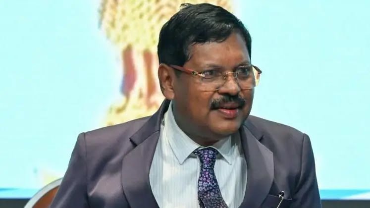 Indian lawyer throws his shoe at judge in religious row