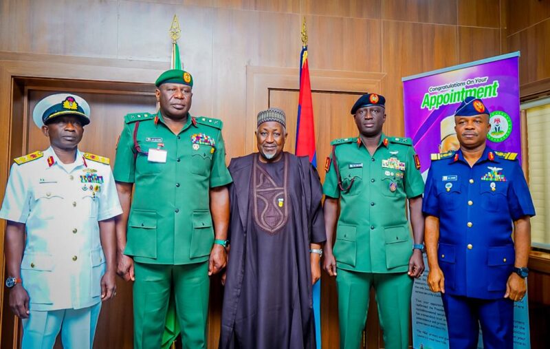 Defence minister receives newly appointed CDS, service chiefs 
