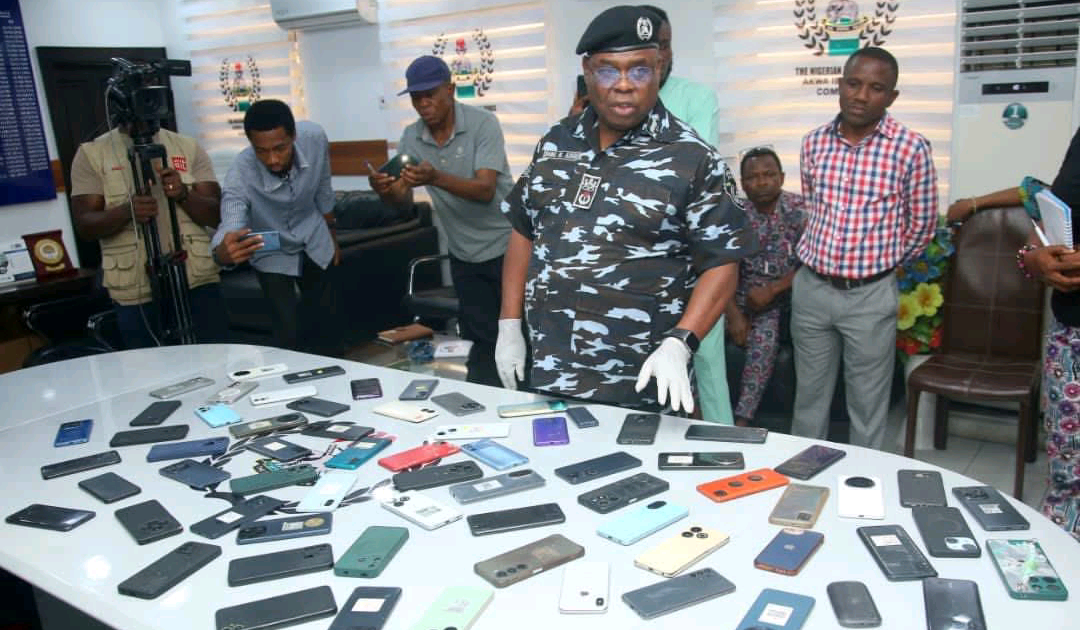 Akwa Ibom Police Dismantle Robbery Syndicate, Recover 72 Phones, Stolen Goods
