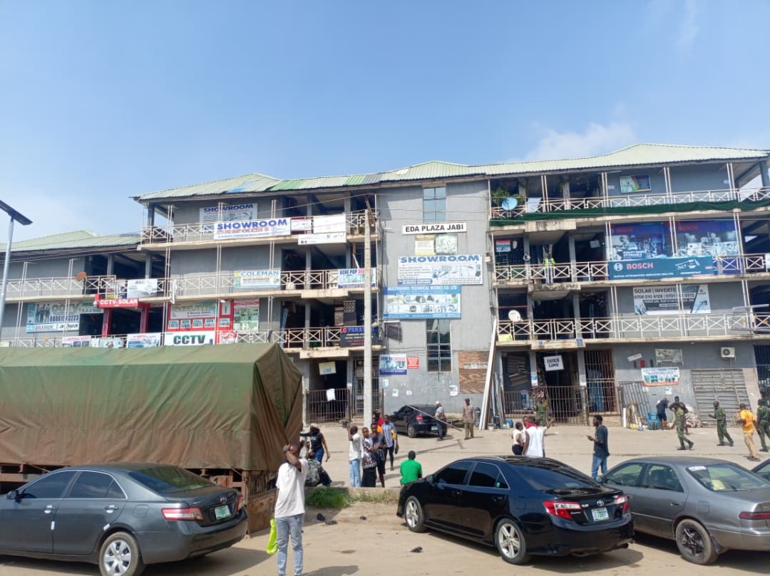 BREAKING: Police Crack Down On Abuja’s Building Materials Plaza With Tear Gas, Forcing Traders To Flee