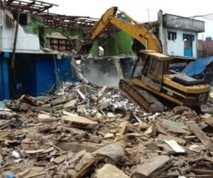 Tears, chaos as bulldozers storm Oworonshoki at midnight, demolish more buildings
