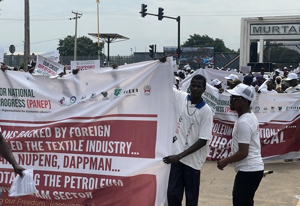 Protesters shutdown Kaduna in favour of Dangote refinery