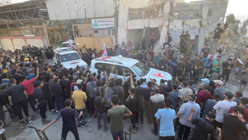 Red cross convoy en route to collect more hostages from Hamas