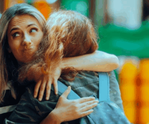 “She knew I had lupus” – Girl brǝaks down after her friend snatched her wig in public
