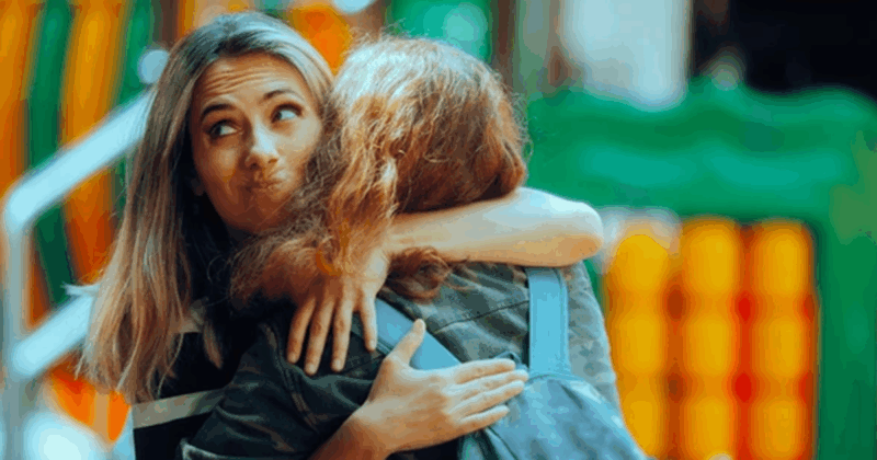 “She knew I had lupus” – Girl brǝaks down after her friend snatched her wig in public