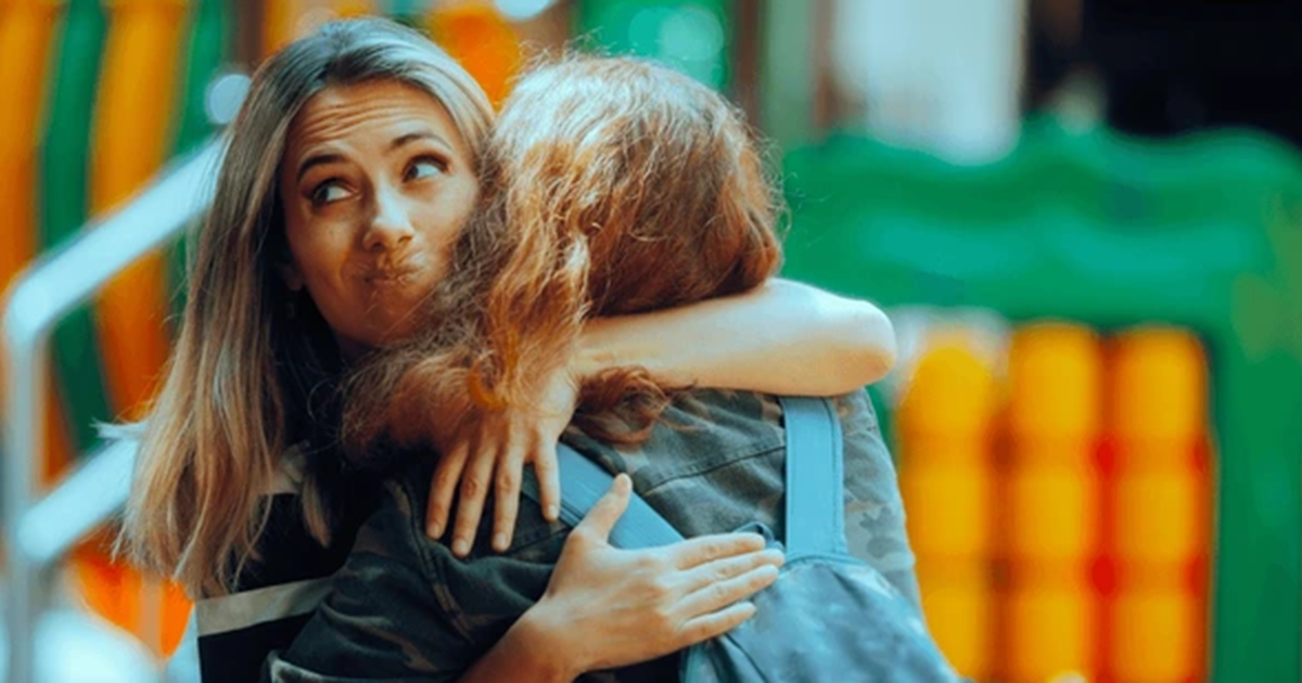 “She knew I had lupus” – Girl brǝaks down after her friend snatched her wig in public