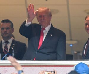 Trump 1st sitting president to attend regular-season NFL game since Carter