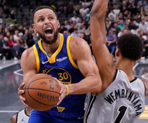 Curry torches Spurs again, rallies Warriors in 49-point night