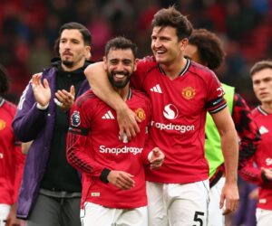 Transfer rumors, news: Fernandes among 11 facing Man Utd exit