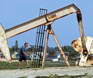 Asian markets sink on concerns over tech rally, Fed rates