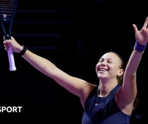 WTA Finals: Amanda Anisimova beats Iga Swiatek to join Elena Rybakina in semi-finals